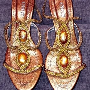 CNKW GOLD HEELS NWOT